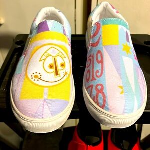 Slip on sneaks size 7